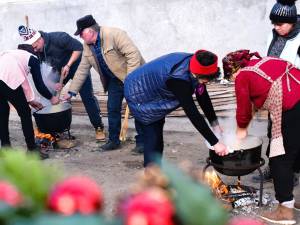 Un grup de gospodari din Ciumârna a pregătit, pentru al șaptelea an consecutiv, o masă îmbelșugată pentru „bunicii” de la Solca