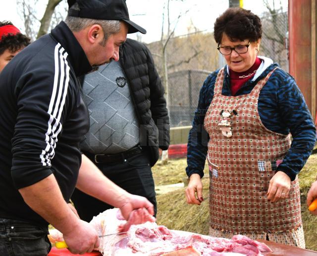 Un grup de gospodari din Ciumârna a pregătit, pentru al șaptelea an consecutiv, o masă îmbelșugată pentru „bunicii” de la Solca