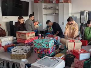 Peste 700 de pachete cu daruri au fost împărțite copiilor săraci de Asociația Institutul Bucovina