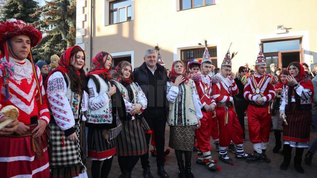 Urători de la Leucuseşti şi primarul Cătălin Coman