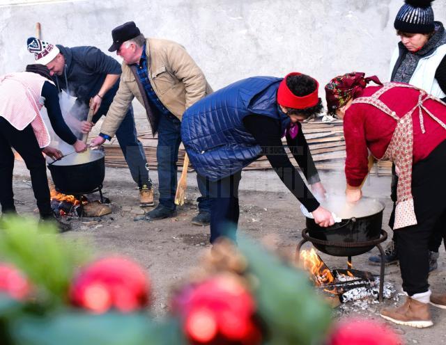 Un grup de gospodari din Ciumârna a pregătit, pentru al șaptelea an consecutiv, o masă îmbelșugată pentru „bunicii” de la Solca