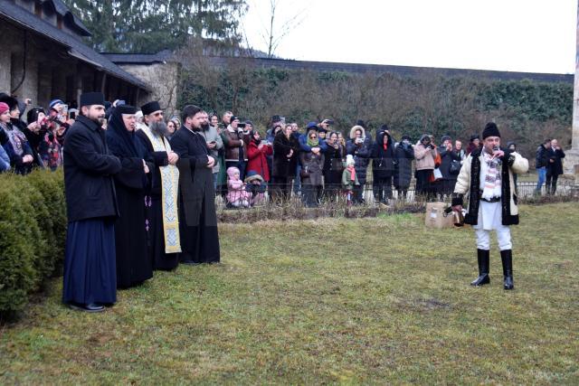 Gospodari din comuna Vatra Moldoviței au urat la Mănăstirea Moldovița