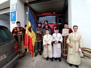 Preotii impreuna cu pompierii voluntari bosanceni in procesiune la Remiza de Pompieri