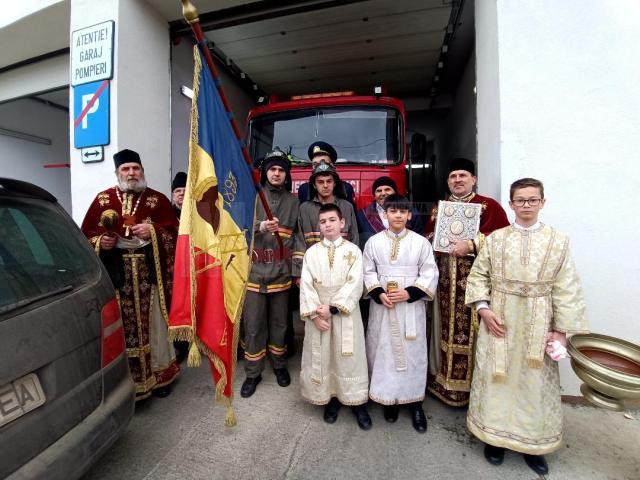 Preotii impreuna cu pompierii voluntari bosanceni in procesiune la Remiza de Pompieri