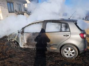Mașină incendiată în mod intenționat în plină zi