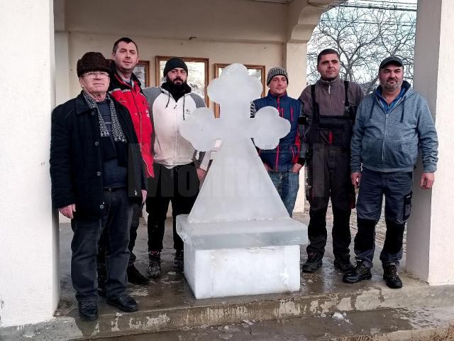 Altarul crucii de gheață de Bobotează și făuritorii lui, pompierii voluntari bosânceni