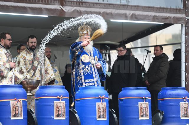 Sfânta Liturghie a fost săvârşită de Înaltpreasfințitul Părinte Calinic, Arhiepiscop al Sucevei şi Rădăuţilor