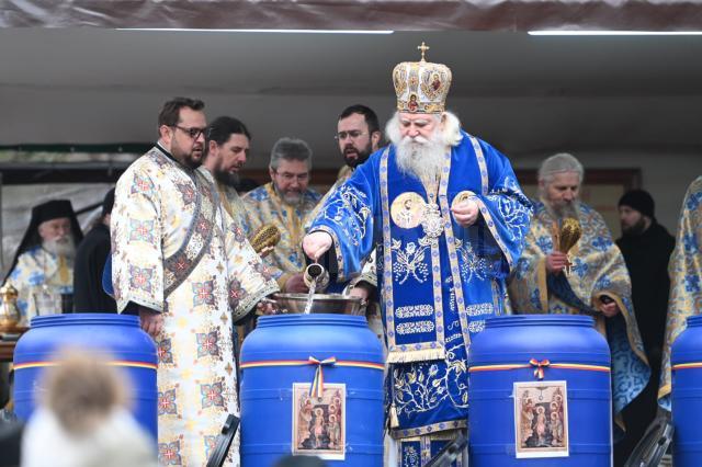 Sfânta Liturghie a fost săvârşită de Înaltpreasfințitul Părinte Calinic, Arhiepiscop al Sucevei şi Rădăuţilor