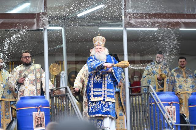 Sfânta Liturghie a fost săvârşită de Înaltpreasfințitul Părinte Calinic, Arhiepiscop al Sucevei şi Rădăuţilor