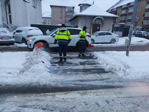 24 de muncitori de la salubrizare, plus utilejele mici lucrează la îndepărtarea zăpezii și gheții de pe trotuare, cu prioritate la trecerile de pietoni și stații de transport public