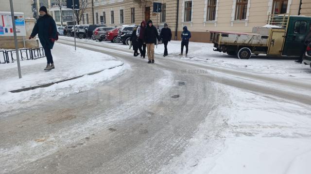 Strat periculos de gheață pe majoritatea străzilor și trotuarelor după fenomenele meteo de la finele săptămânii