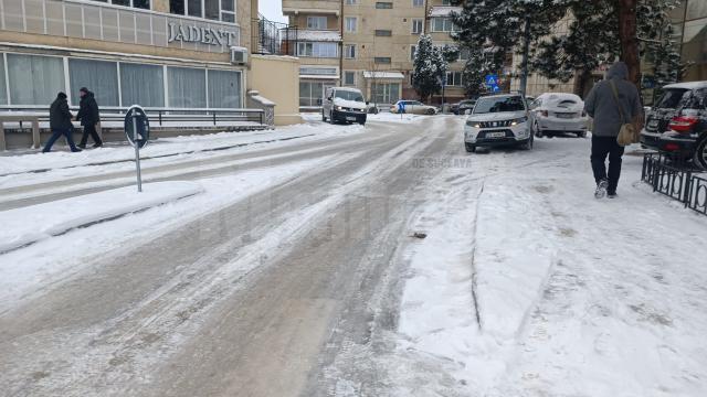 Strat periculos de gheață pe majoritatea străzilor și trotuarelor după fenomenele meteo de la finele săptămânii