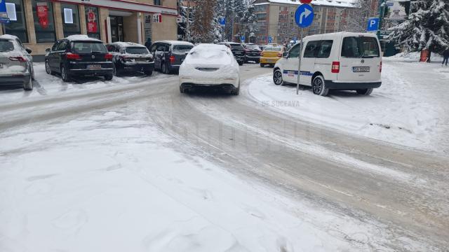 Strat periculos de gheață pe majoritatea străzilor și trotuarelor după fenomenele meteo de la finele săptămânii