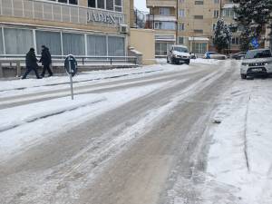 Strat periculos de gheață pe majoritatea străzilor și trotuarelor după fenomenele meteo de la finele săptămânii