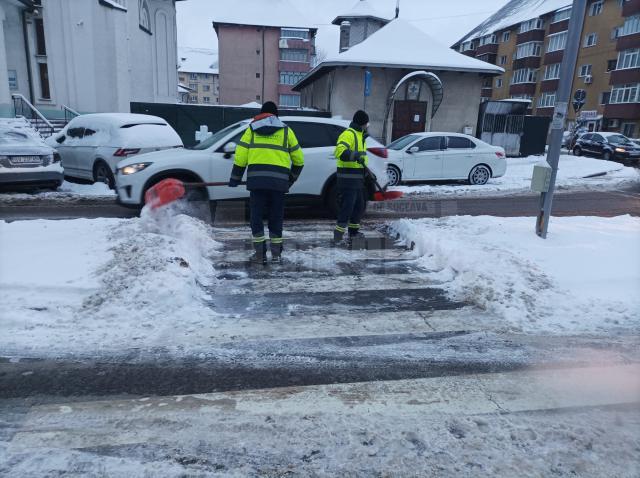 24 de muncitori de la salubrizare, plus utilajele mici lucrează la îndepărtarea zăpezii și gheții de pe trotuare, cu prioritate la trecerile de pietoni și stații de transport public