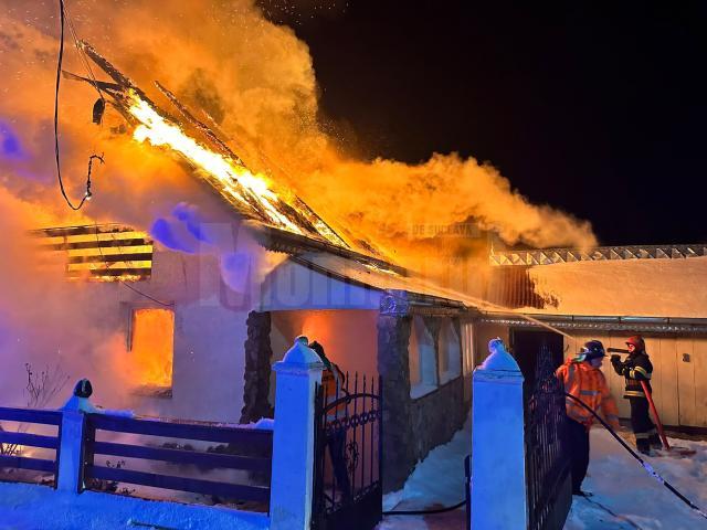 Casă distrusă de un puternic incendiu, la Sucevița