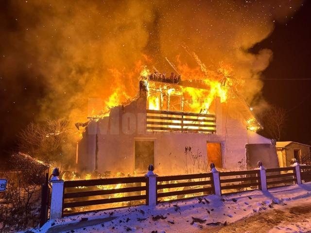 Casă distrusă de un puternic incendiu, la Sucevița