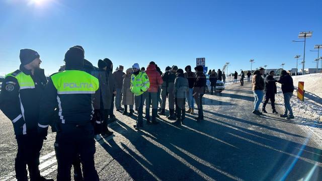 La începutul protestului, transportatorii s-au certat cu forțele de ordine după ce acestea au blocat accesul în parcarea în care s-au adunat camioanele