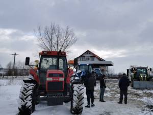 Zeci de fermieri suceveni au ieșit cu tractoarele pe drumul european 85