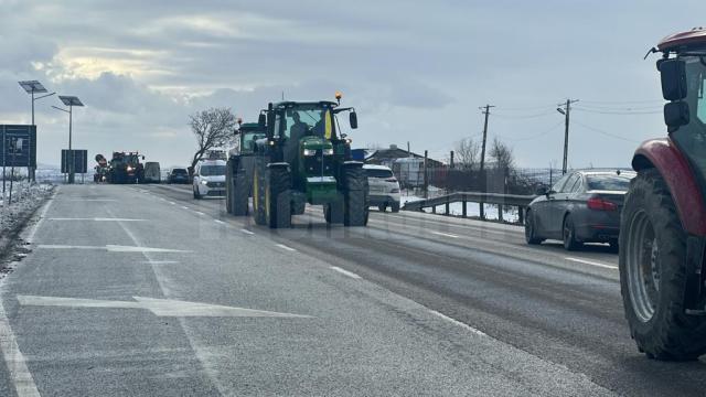 Zeci de fermieri suceveni au ieșit cu tractoarele pe drumul european 85