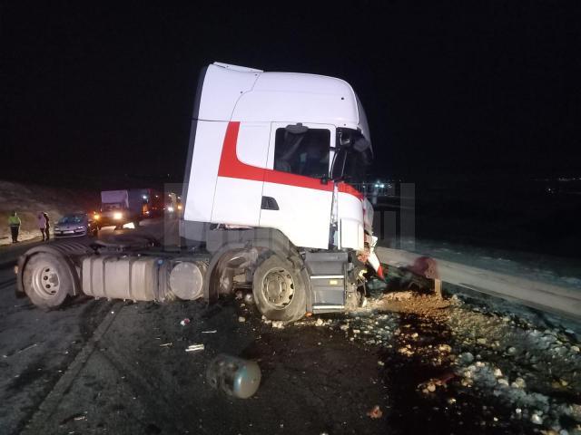 Șoferul unui autoturism, mort după ce s-a zdrobit de un cap de tir, pe șoseaua de centura a Sucevei