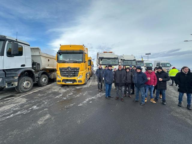 Transportatorii s-au adunat în parcarea de pe șoseaua de centură a Sucevei