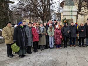 Coroane de flori, la statuia poetului Mihai Eminescu din municipiul Suceava, de Ziua Culturii Naționale