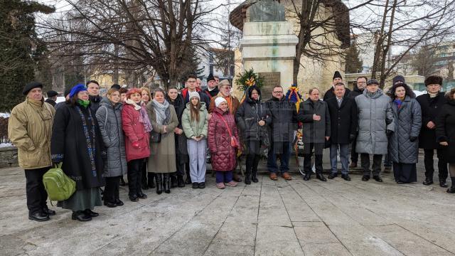 Coroane de flori, la statuia poetului Mihai Eminescu din municipiul Suceava, de Ziua Culturii Naționale