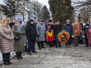 Coroane de flori, la statuia poetului Mihai Eminescu din municipiul Suceava, de Ziua Culturii Naționale