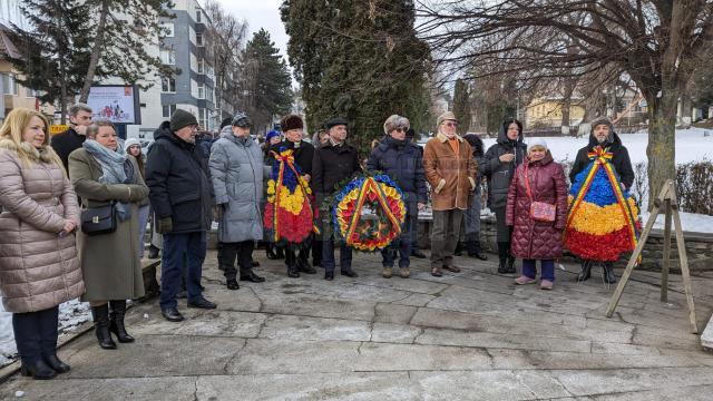 Coroane de flori, la statuia poetului Mihai Eminescu din municipiul Suceava, de Ziua Culturii Naționale