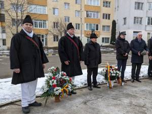 Coroane de flori, la statuia poetului Mihai Eminescu din municipiul Suceava, de Ziua Culturii Naționale