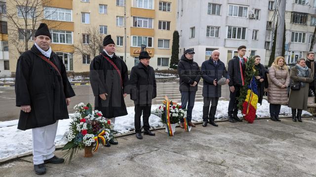 Coroane de flori, la statuia poetului Mihai Eminescu din municipiul Suceava, de Ziua Culturii Naționale