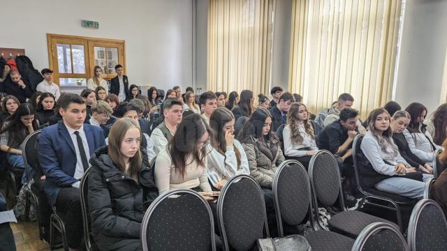 Elevi ai Colegiului Național de Informatică „Spiru Haret” au sărbătorit Ziua Culturii Naționale la Biblioteca Bucovinei (21)