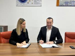 Actele adiționale pentru două dintre proiectele pe P.N.R.R. , semnate la București de viceprimarul Sucevei, Lucian Harșovschi