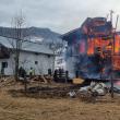 O casă de vacanță a fost complet distrusă de un incendiu