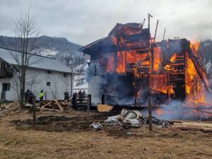 O casă de vacanță a fost complet distrusă de un incendiu