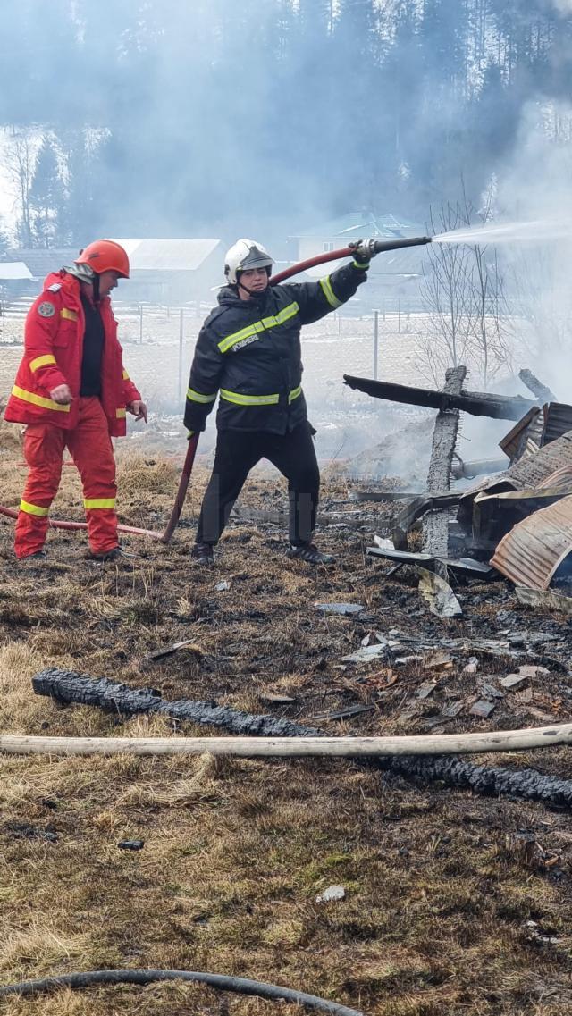 O casă de vacanță a fost complet distrusă de un incendiu