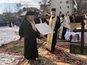 Duminică a fost pusă piatra viitoarei biserici a noului așezământ de bătrâni care va fi construit de Arhiepiscopia Sucevei și Rădăuților