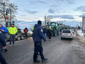 Vama Siret, blocată din nou de fermieri. Transportatorii au ieșit și ei cu tirurile