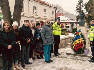 Primăria Rădăuți a depus coroane de flori la bustul lui Mihai Eminescu