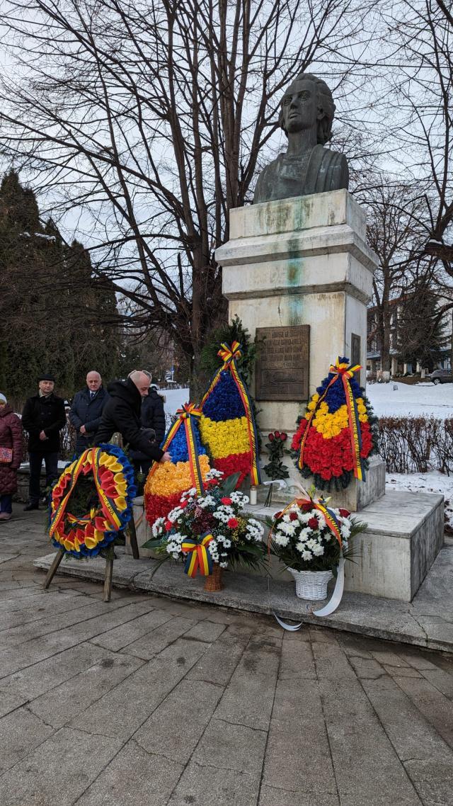 Coroane de flori, la statuia poetului Mihai Eminescu din municipiul Suceava