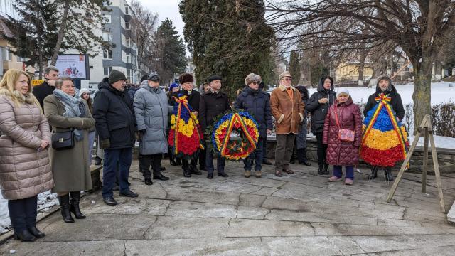 Coroane de flori, la statuia poetului Mihai Eminescu din municipiul Suceava