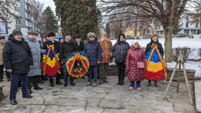 Coroane de flori, la statuia poetului Mihai Eminescu din municipiul Suceava