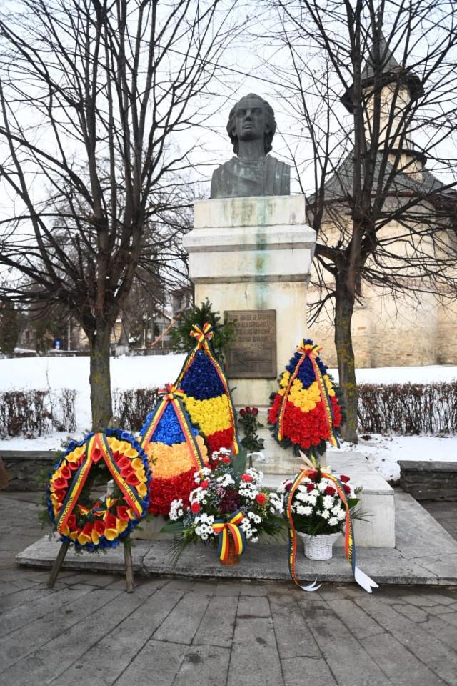 Coroane de flori, la statuia poetului Mihai Eminescu din municipiul Suceava