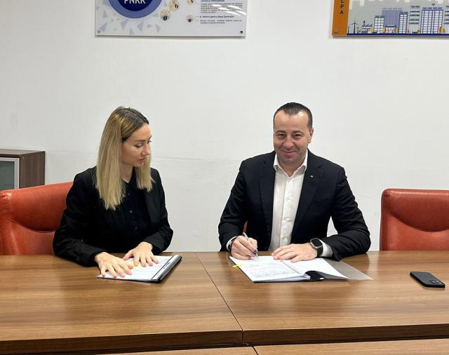 Actele adiționale pentru două dintre proiectele pe P.N.R.R. , semnate la București de viceprimarul Sucevei, Lucian Harșovschi