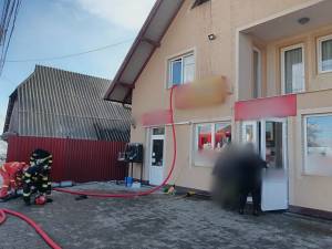 Intervenție cu 8 autospeciale cu apă la un incendiu, la Vicovu de Sus