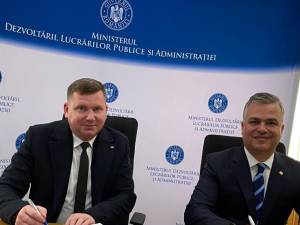 Primarul comunei Râșca, Ionuț Andreica, și ministrul Dezvoltării, Adrian Veștea