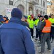 Zeci de șoferi de tir ucraineni s-au adunat marți după-amiază în zona centrală a orașului Siret