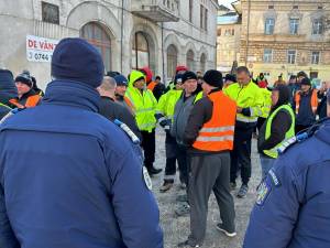 Zeci de șoferi de tir ucraineni s-au adunat marți după-amiază în zona centrală a orașului Siret