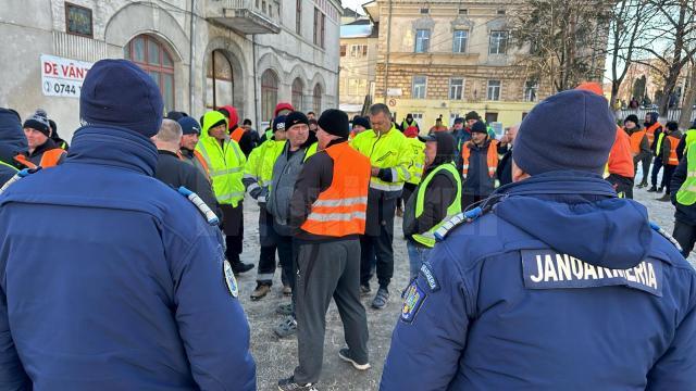 Zeci de șoferi de tir ucraineni s-au adunat marți după-amiază în zona centrală a orașului Siret